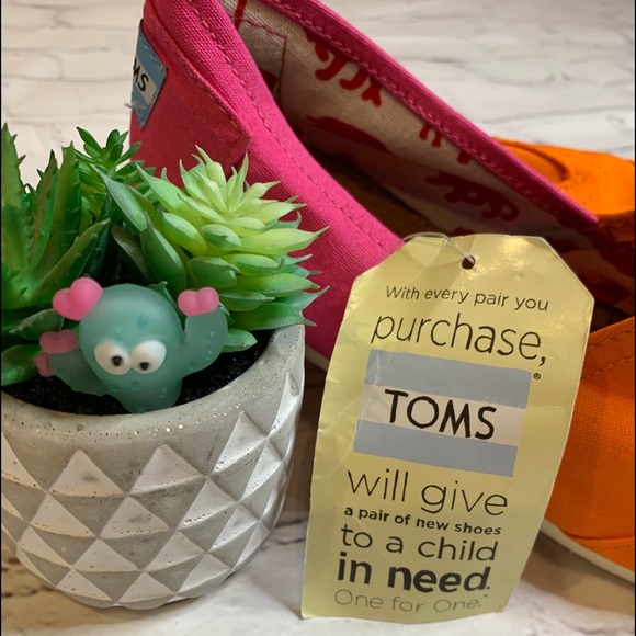 *SOLD* TOMS slip on shoes NWT - Picture 3 of 8